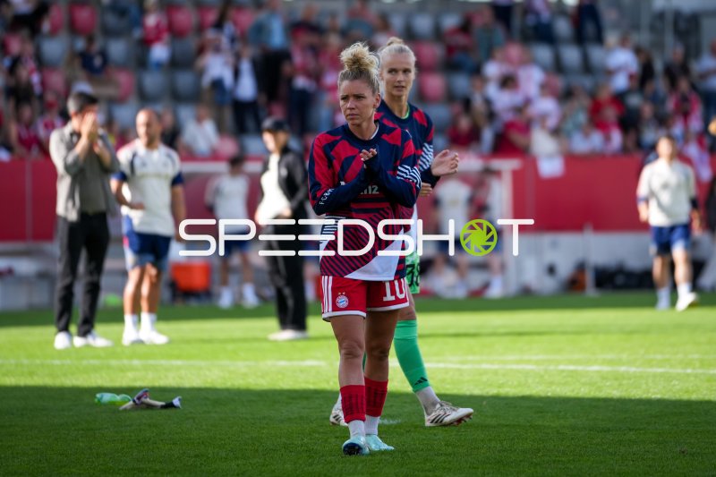 Linda Dallmann (#10; FC Bayern München Frauen) beim Aufwärmen auf dem FC Bayern Campus