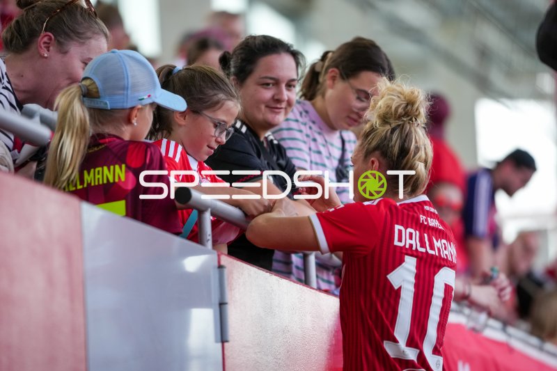Linda Dallmann (#10; FC Bayern München Frauen) signiert Autogramme für Fans