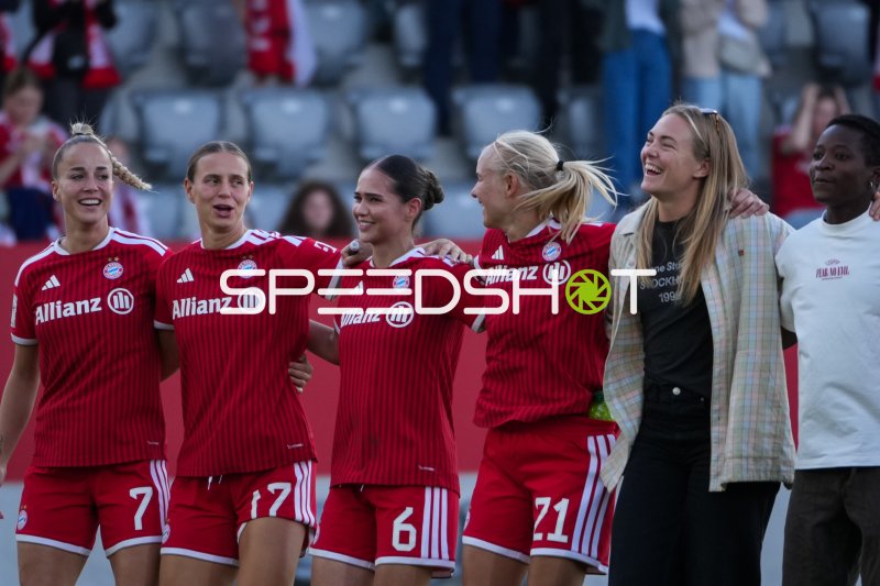 Giulia Gwinn und Klara Bühl mit Bayern-Spielerinnen nach dem Spiel