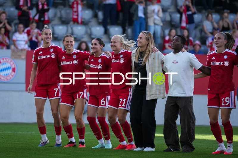 FC Bayern München Frauen mit Gästen auf dem Platz am FC Bayern Campus
