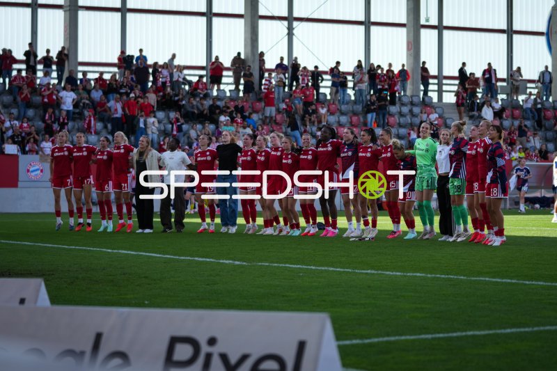 FC Bayern München Frauen bei Mannschaftsaufstellung am FC Bayern Campus