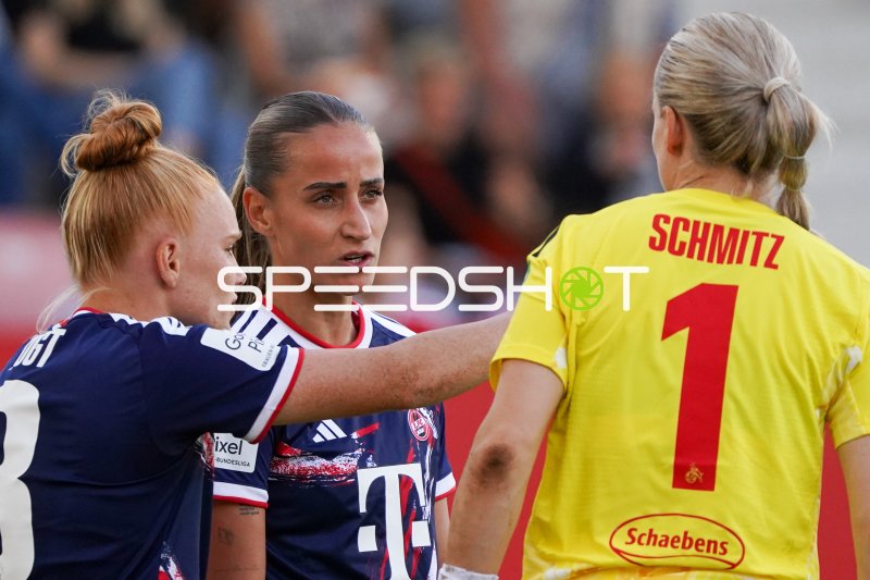 Vanessa Leimenstoll (#29; 1. FC Köln) im Gespräch mit Torwart Lisa Schmitz