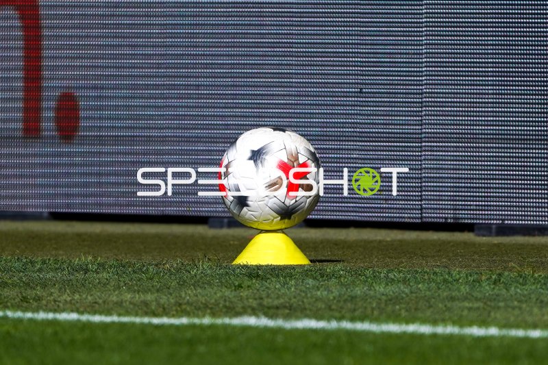 Fußball auf gelbem Markierungskegel am FC Bayern Campus
