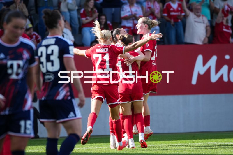 Pernille Mosegaard Harder (#21; FC Bayern München Frauen) jubelt nach Tor
