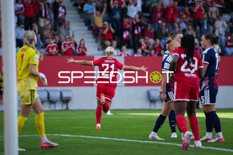 Pernille Mosegaard Harder (#21; FC Bayern München Frauen) jubelt nach Tor