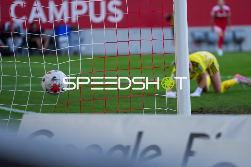 Tor für FC Bayern München Frauen – Ball im Netz