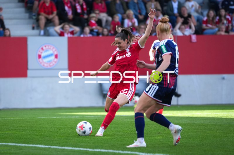 Sarah Zadrazil (#25, FC Bayern München) flankt