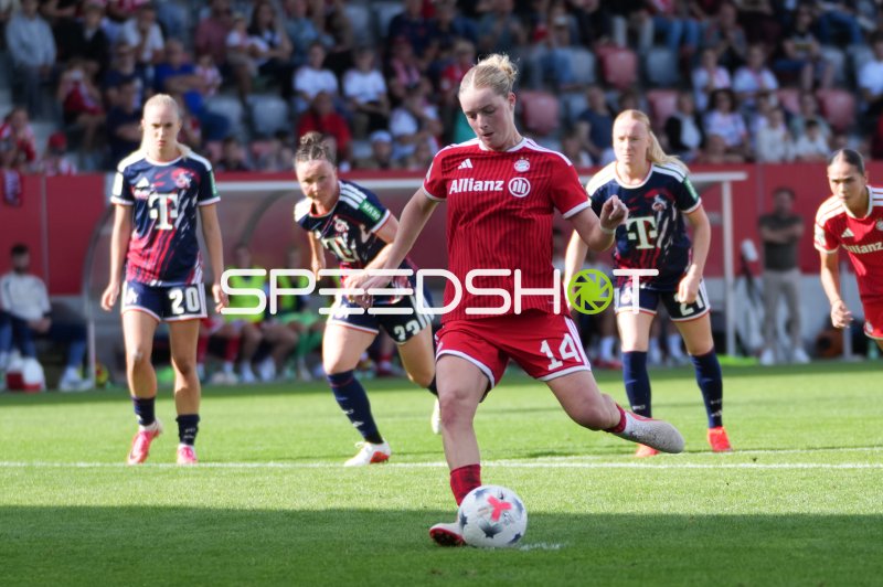 Bayern-Spielerin mit Ball im Spielaufbau gegen 1. FC Köln