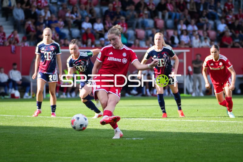 Marina Hegering (#33; FC Bayern München) dribbelt gegen 1. FC Köln