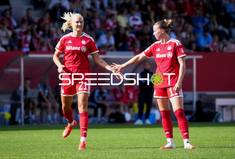 Pernille Mosegaard Harder und Teamkollegin im Spieleinsatz beim FC Bayern