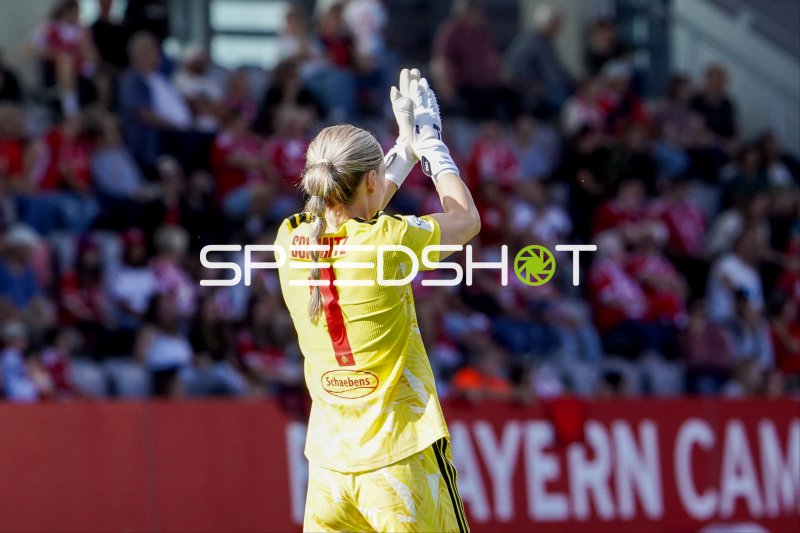 Lisa Schmitz (1. FC Köln) in Torwartposition