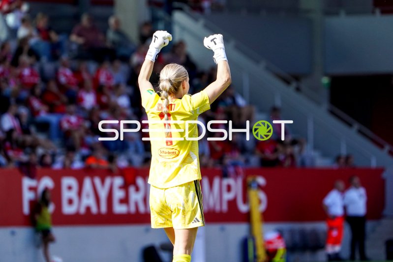 Torwart des 1. FC Köln jubelt nach Spielende am FC Bayern Campus, Lisa Schmitz #1