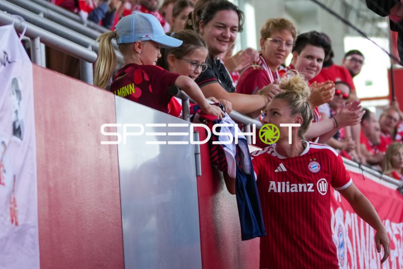 Linda Dallmann (#10; FC Bayern München) bei Faninteraktion am FC Bayern Campus