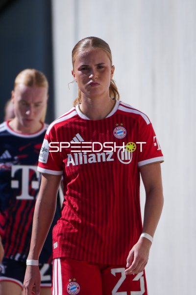 FC Bayern München Frauen – Spielerin in Mannschaftsaufstellung