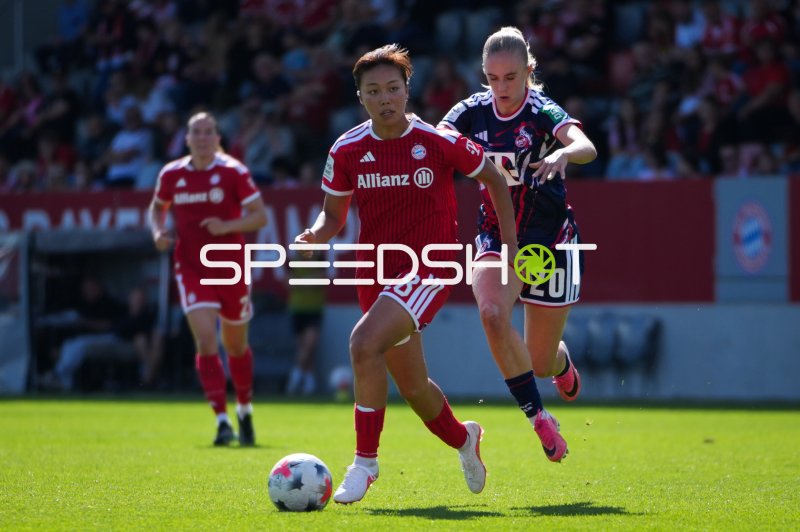 FC Bayern München Frauen gegen 1. FC Köln im Zweikampf
