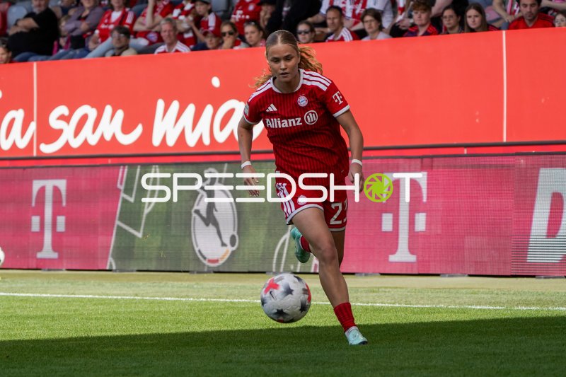 Bayern-Spielerin (#25) dribbelt am Ball während des Spiels