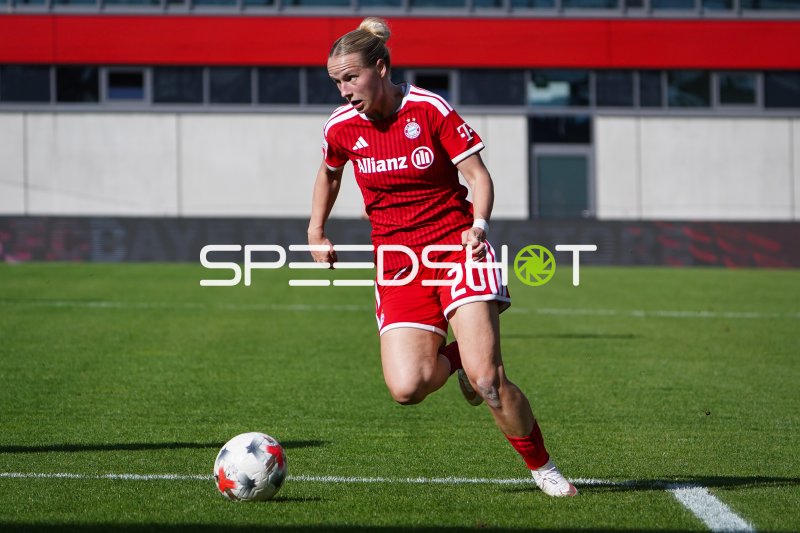 Franziska Kett (#20; FC Bayern München Frauen) im Dribbling