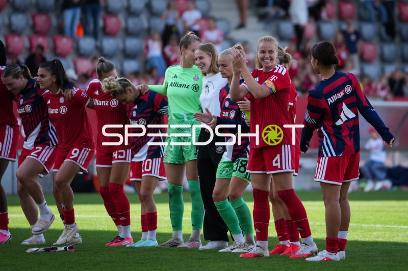 FC Bayern München Frauen nach Spielende auf dem Platz