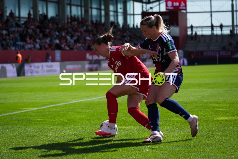 Zweikampf zwischen 1. FC Köln und FC Bayern München Frauen am FC Bayern Campus