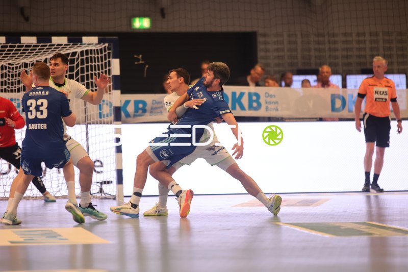 Jacob Lassen (#9; HSV Hamburg) im Zweikampf mit Jona Schoch (#22; HSG Wetzlar)