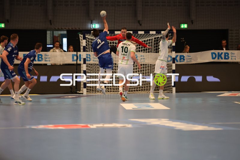 Andreas Magaard (#4; HSV Hamburg) beim Sprungwurf gegen HSG Wetzlar