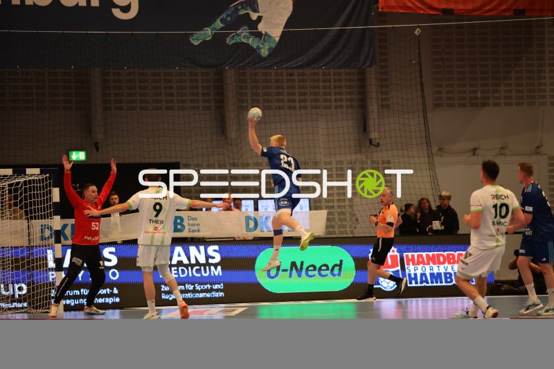 Frederik Bo Andersen (#21; HSV Hamburg) beim Sprungwurf auf das Tor
