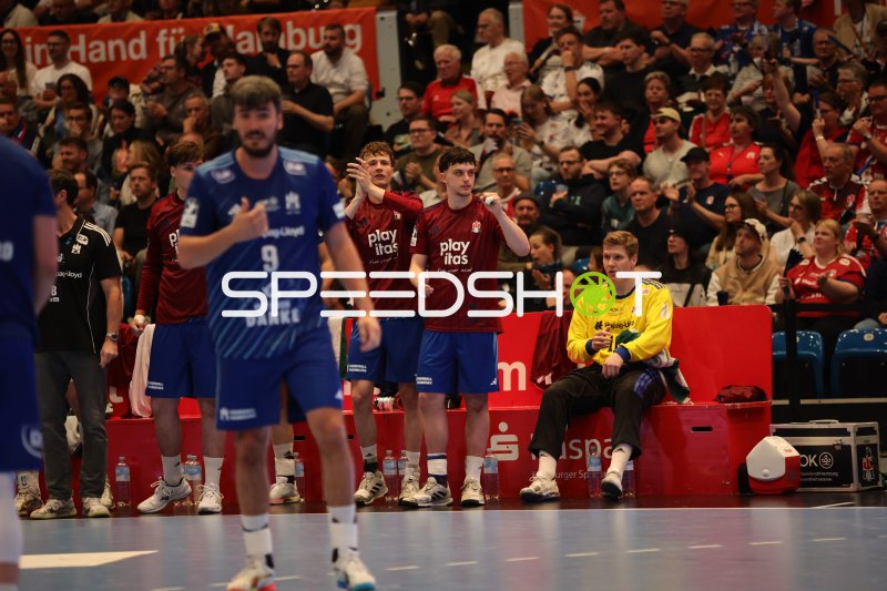 Robin Haug (#16; HSV Hamburg) auf der Bank beim Heimspiel