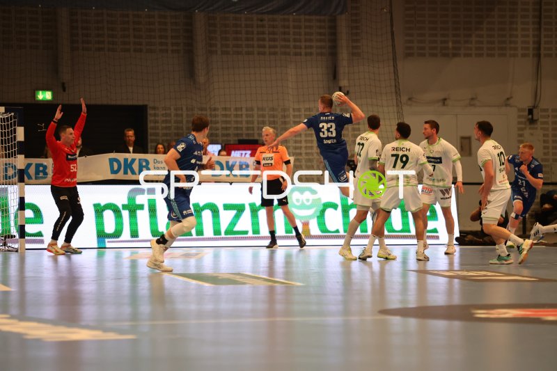 Moritz Sauter (#33; HSV Hamburg) beim Sprungwurf gegen HSG Wetzlar