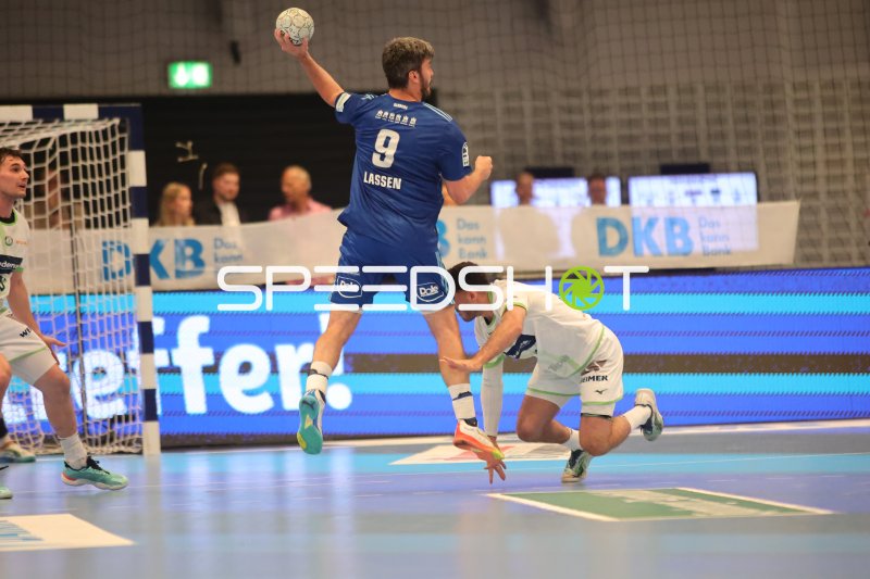 Jacob Lassen (#9; HSV Hamburg) springt zum Wurf gegen HSG Wetzlar