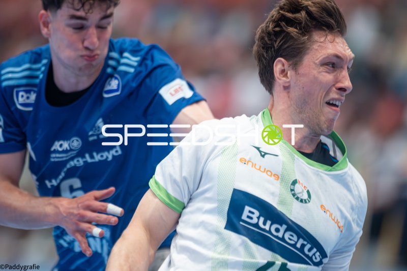 Zweikampf zwischen HSG Wetzlar und HSV Hamburg