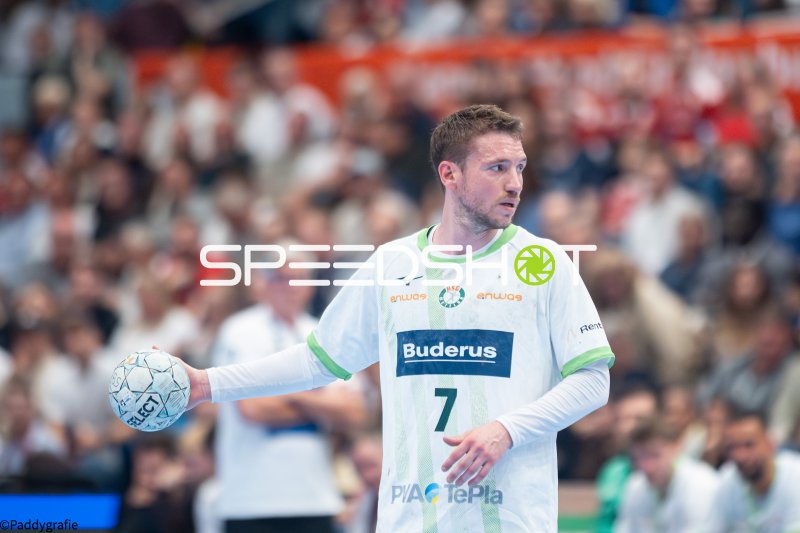Dominik Mappes (#7; HSG Wetzlar) mit Ball in Spielaktion
