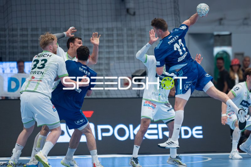 Nicolaj Jörgensen (#11; HSV Hamburg) springt zum Wurf gegen HSG Wetzlar