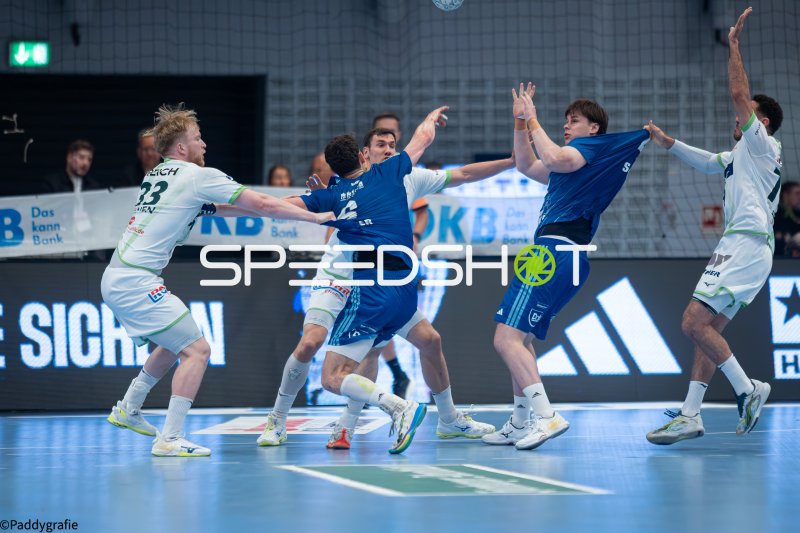 Jona Schoch (#22; HSG Wetzlar) im Durchbruch gegen HSV Hamburg