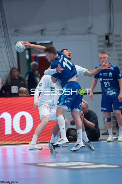 Nicolaj Jörgensen (#11; HSV Hamburg) beim Wurf gegen HSG Wetzlar