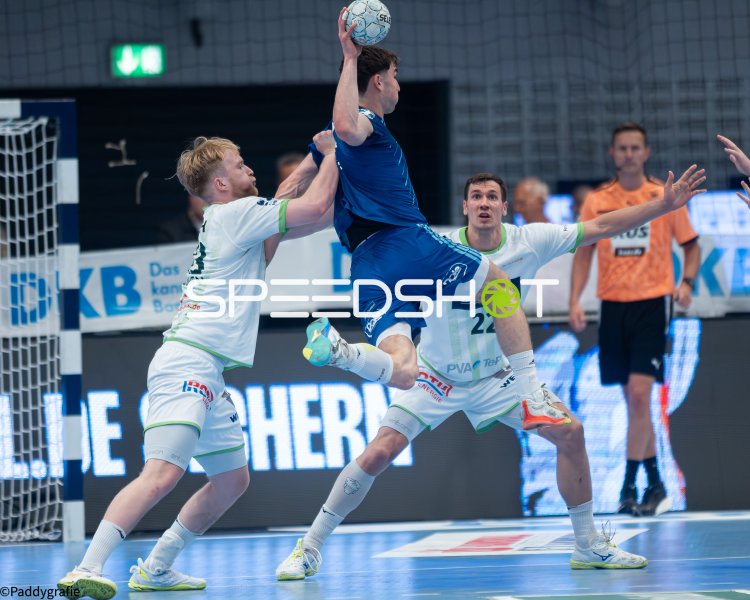 Jona Schoch (#22; HSG Wetzlar) im Zweikampf beim Wurfversuch