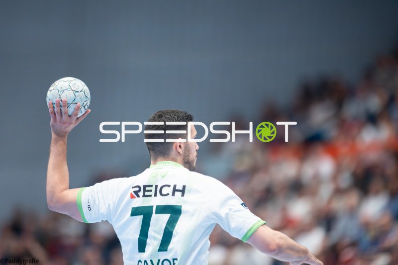 Stefan Cavor (#77; HSG Wetzlar) beim Wurfansatz