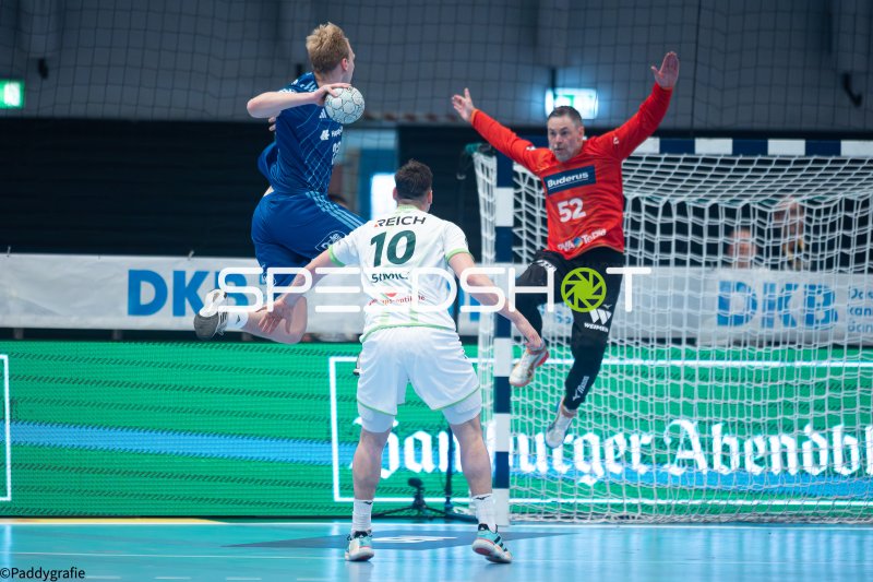HSV Hamburg Spieler (#22) beim Wurf gegen Andreas Palicka (#52; HSG Wetzlar)