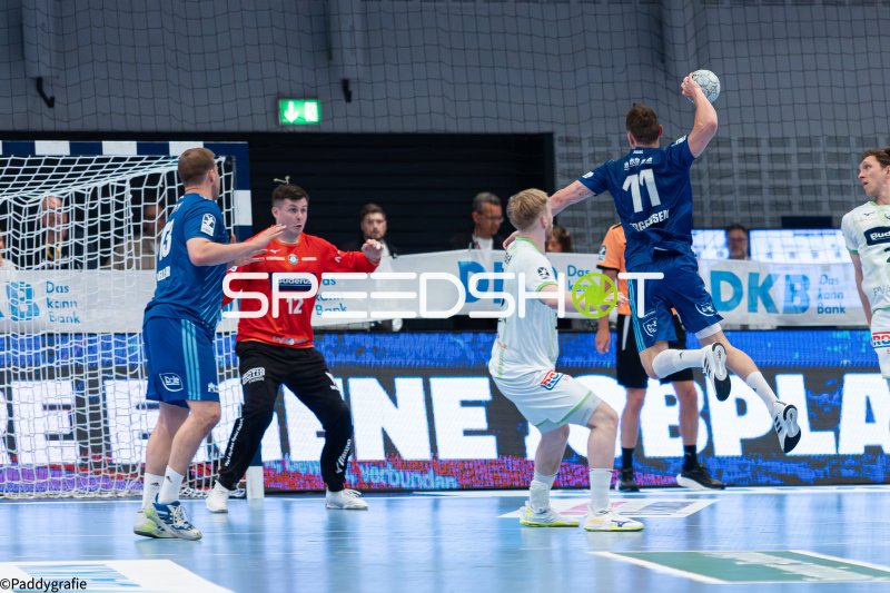 Nicolaj Jörgensen (#11; HSV Hamburg) beim Sprungwurf gegen HSG Wetzlar
