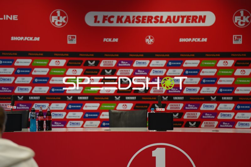 Trainerbank des 1. FC Kaiserslautern im Fritz-Walter-Stadion