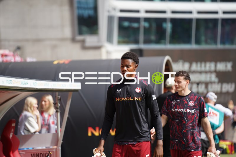 Erencan Yardımcı (#17; 1. FC Kaiserslautern) vor dem Spiel