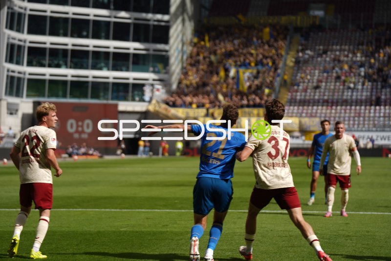 Zweikampf im Fritz-Walter-Stadion zwischen Kaiserslautern und Braunschweig