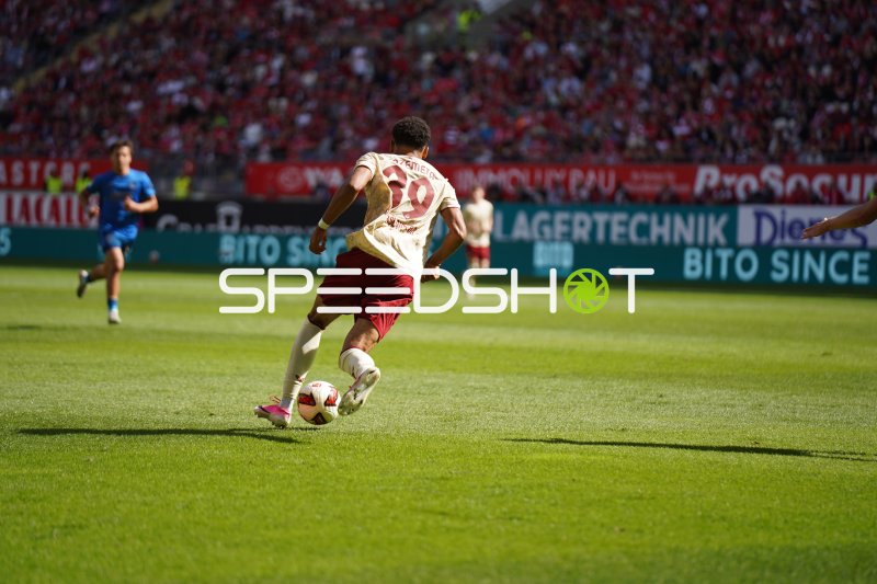 Thierry Tazemeta (#39, 1. FC Kaiserslautern) dribbelt am Ball im Fritz Walter Stadion