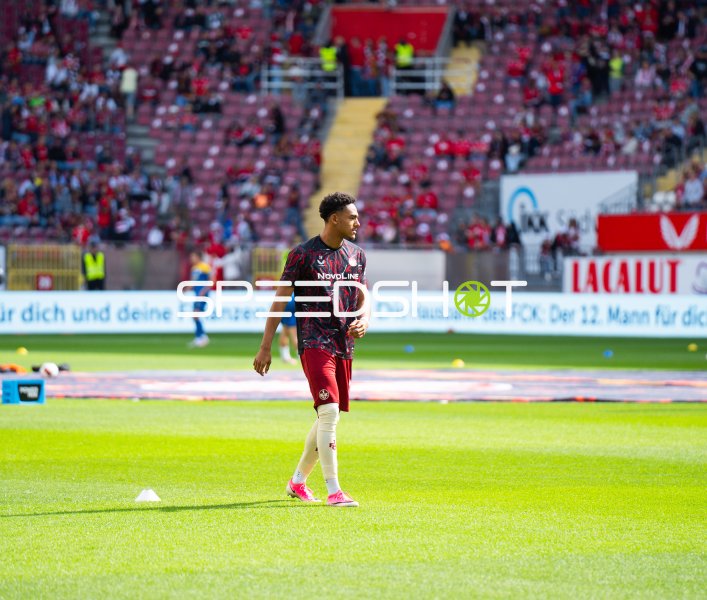 Thierry Tazemeta (#39; 1. FC Kaiserslautern) beim Aufwärmen im Fritz-Walter-Stadion