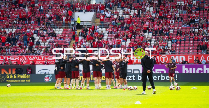 1. FC Kaiserslautern Mannschaftsbesprechung vor Spielbeginn im Fritz-Walter-Stadion