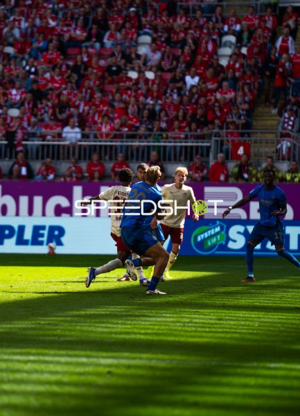 Aaron Opoku (#17; Eintracht Braunschweig) im Zweikampf gegen Kaiserslautern