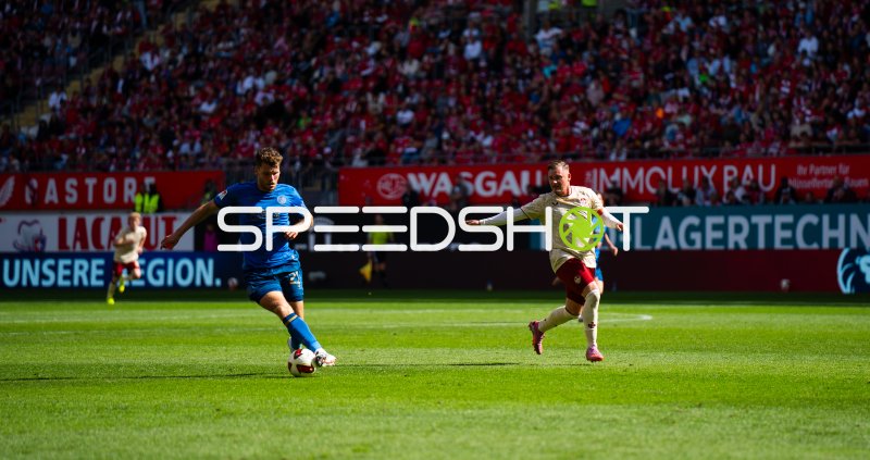 Marlon Ritter (#7; 1. FC Kaiserslautern) dribbelt gegen Gegner