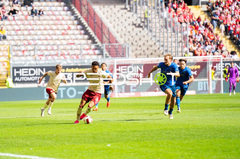 Lukas Frenkert (#29) im Zweikampf gegen Kaiserslautern