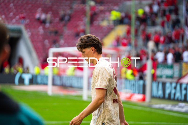 1. FC Kaiserslautern Spieler beim Aufwärmen im Fritz-Walter-Stadion