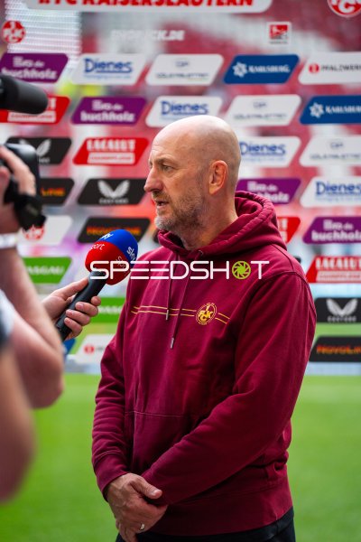 Trainer des 1. FC Kaiserslautern bei Interview im Fritz-Walter-Stadion
