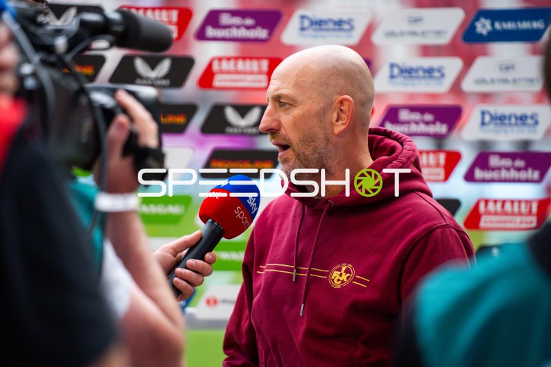 Trainer des 1. FC Kaiserslautern bei Interview im Fritz Walter Stadion